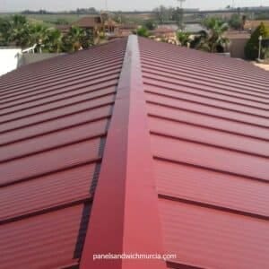 Panel sándwich cubierta con tapajuntas